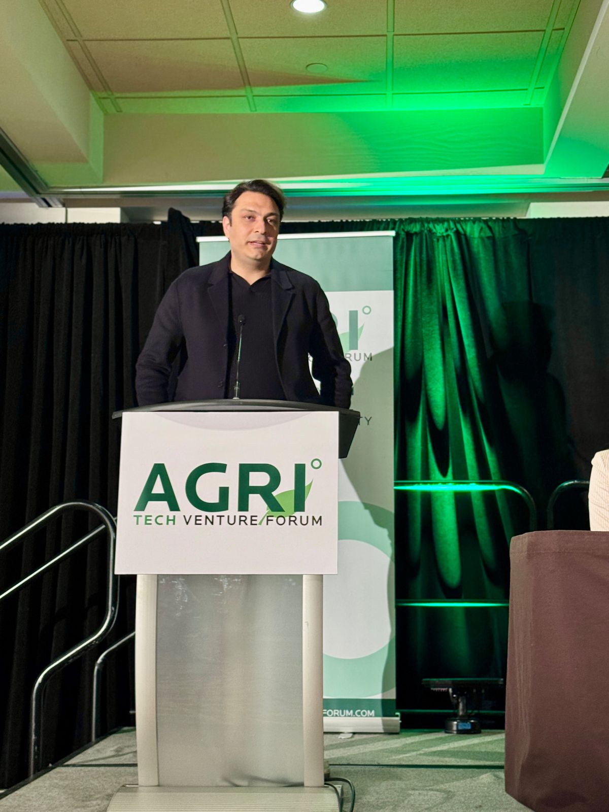 Nima Eskandari at the podium of the AGRI Tech Venture Forum